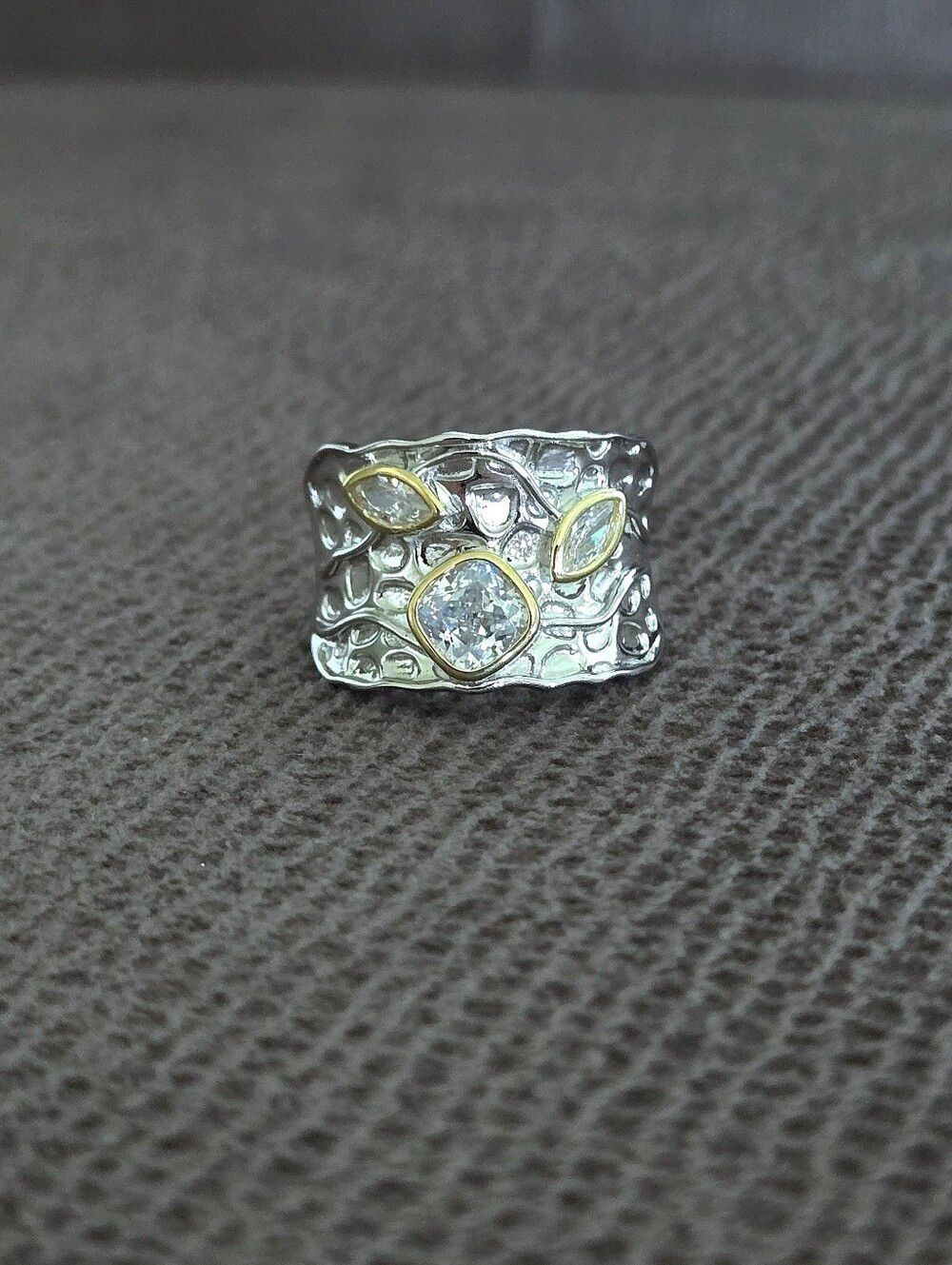 Silver🤍 Textured Statement Ring💍 - NWT